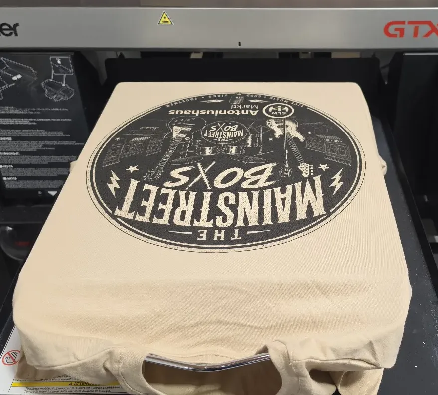 Naturfarbenes T-Shirt mit einfarbigem Logo auf dem Rücken