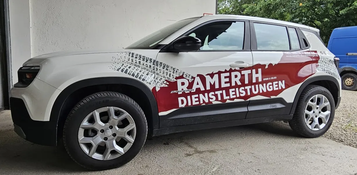 Weisser Pkw mit mehrfarbiger Folienbeschriftung