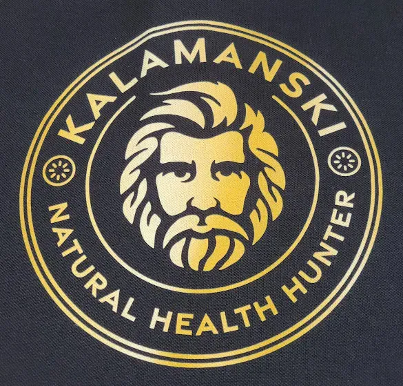 Dunkelblaues Shirt mit weiß-gelbem Teamlogo