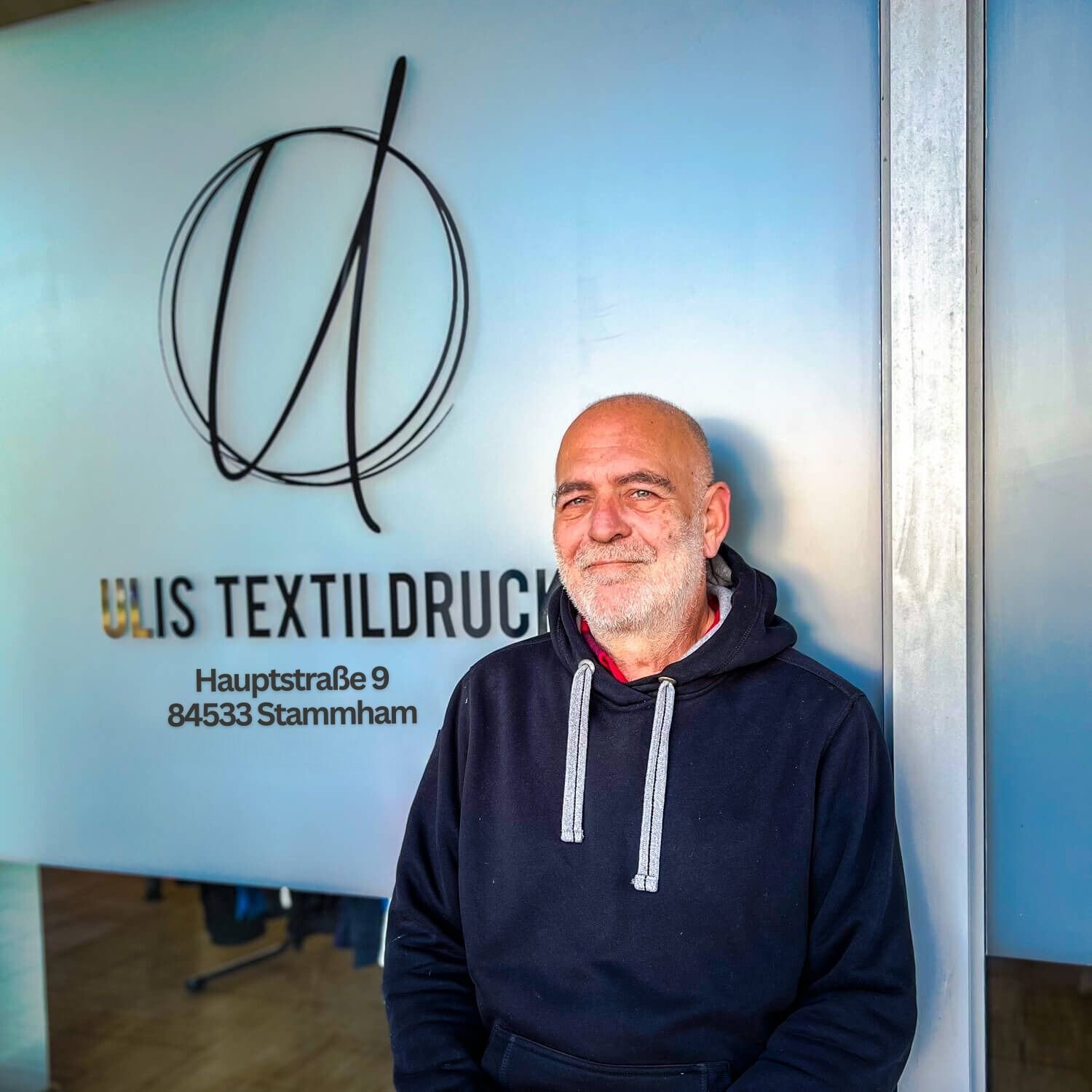 Gerald Kohlmorgen steht vor dem Schaufenster der Werkstatt in Stammham