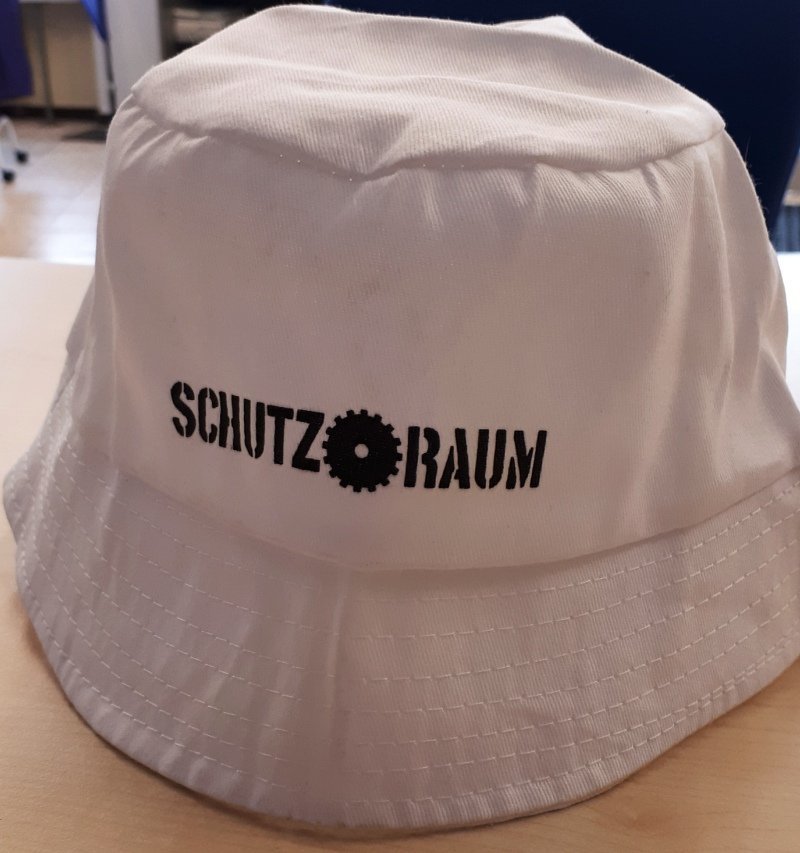 Weißer Fischerhut mit schwarzem Schriftzug