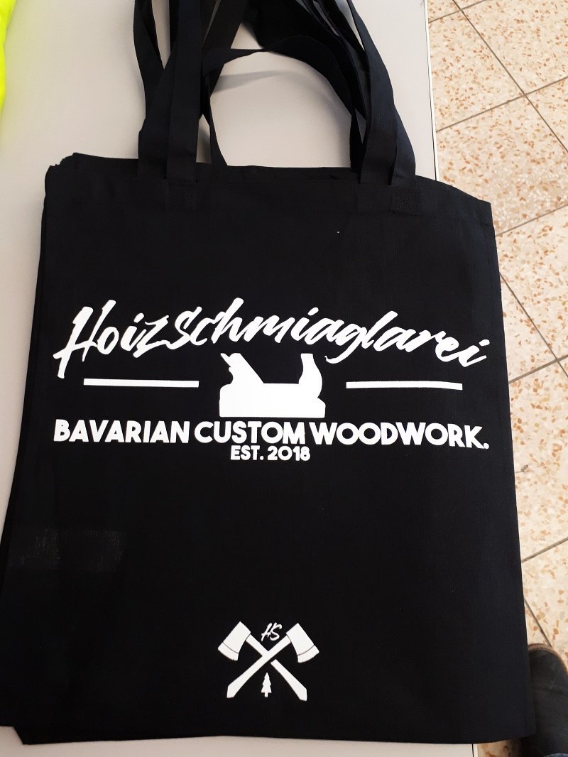 Schwarze Baumwolltasche mit weißem Schriftzug