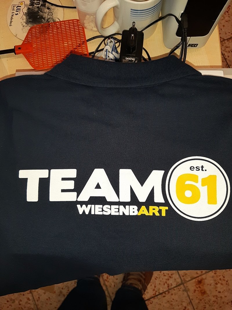 Dunkelblaues Shirt mit weiß-gelbem Teamschriftzug