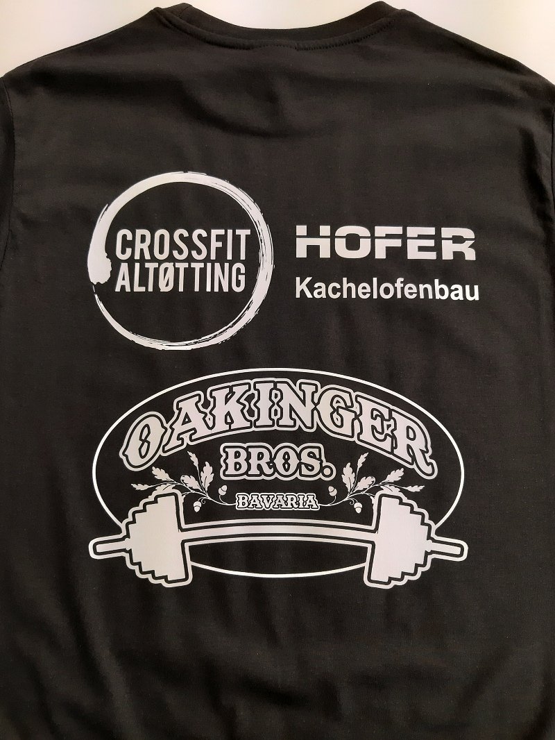 Schwarze Shirts mit weißen Vereins- und Firmenlogos