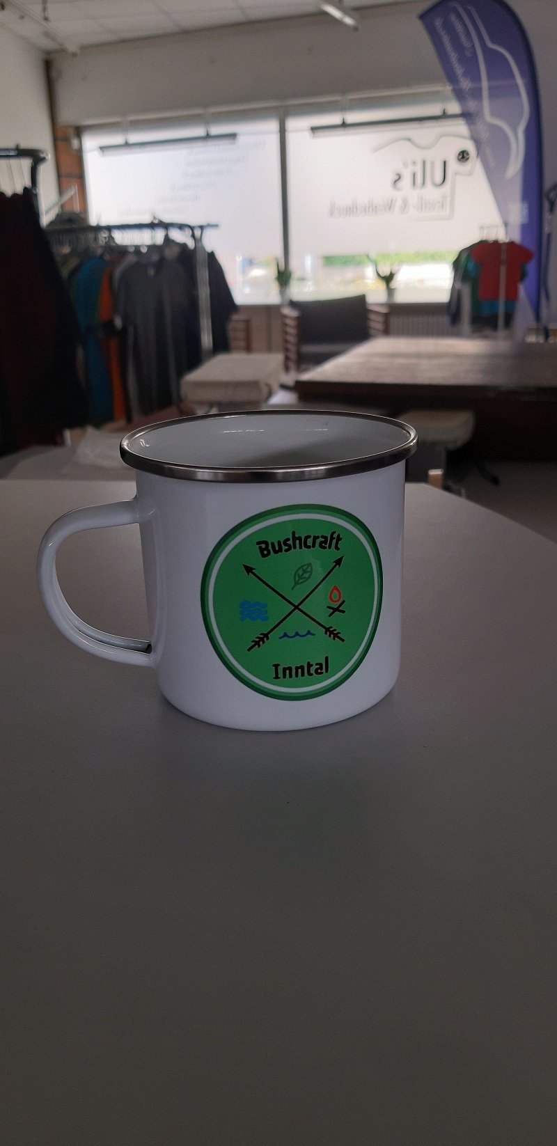 Emailletasse mit grünem Logo