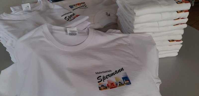Weiße Arbeitsshirts mit farbigem Firmenlogo