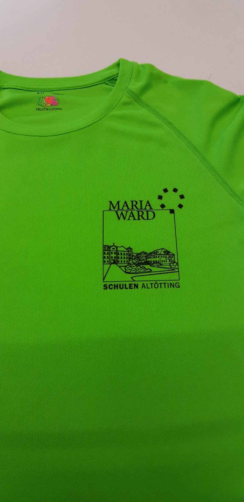 Grünes T-Shirt mit schwarzem Logo