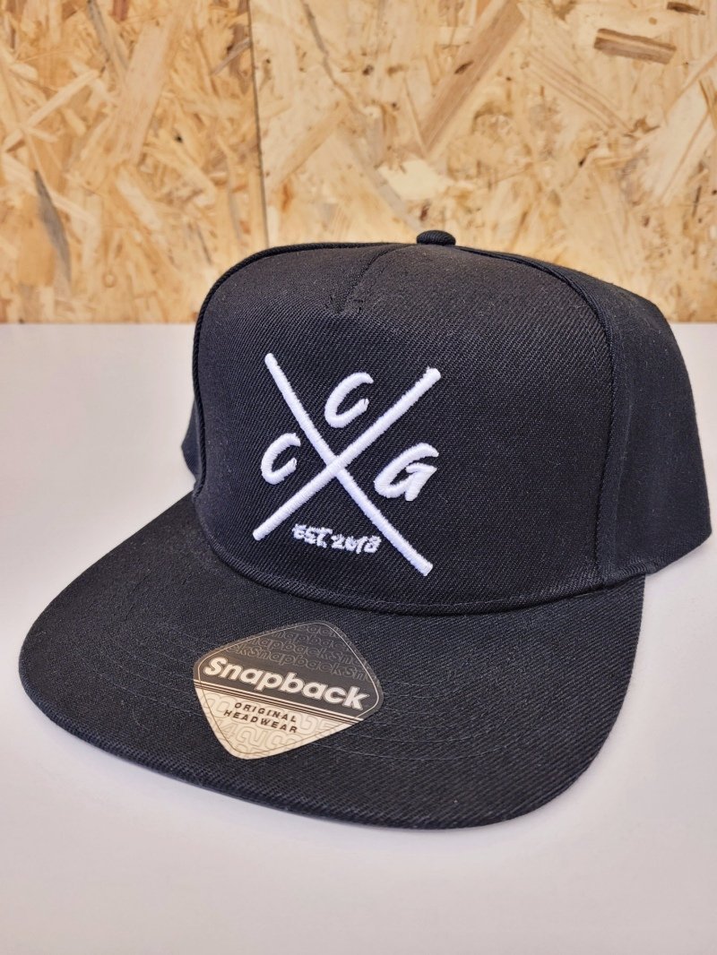 Dunkle Snapback-Cap mit weiß gesticktem Monogramm